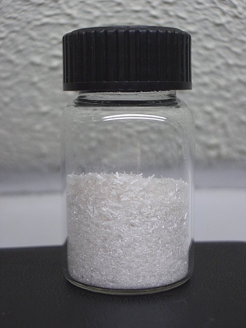 Representative photograph of Hydroquinone sample (CAS 123-31-9)